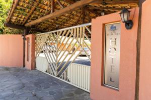 里奥格兰德Pousada Costa Doce的粉红色的建筑,旁边标有标志