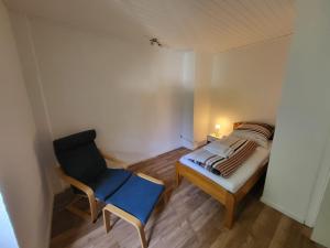 美因茨Privatzimmer an der Uniklinik Mainz, sehr zentral的一间小卧室,配有一张床和一把椅子