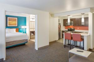 希尔斯伯勒Residence Inn Portland Hillsboro的酒店客房带一张床和一个厨房
