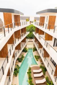 图卢姆Santal Tulum的享有公寓大楼空中美景,设有游泳池
