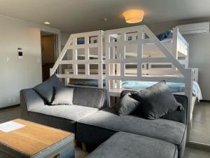 雾岛市InnCocoSumu？ - Vacation STAY 04627v的客厅配有2张沙发和1张双层床。