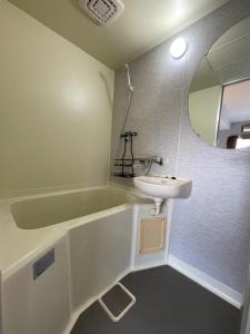 雾岛市InnCocoSumu？ - Vacation STAY 03969v的一间带水槽、浴缸和镜子的浴室