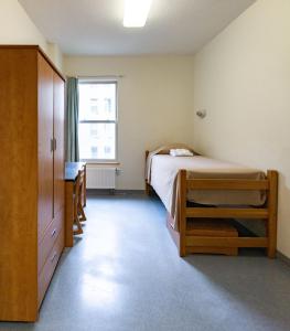 哈利法克斯戴尔豪斯大学旅舍的一间小卧室,配有床和窗户