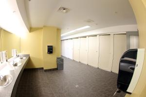 哈利法克斯戴尔豪斯大学旅舍的浴室设有一排盥洗盆和卫生间