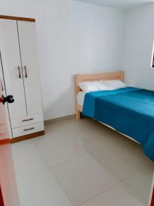 皮斯科Airbnb Paracas Inn的一间卧室配有一张床和一个橱柜