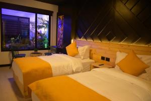昆卡Hotel Vaway的酒店客房设有两张床和窗户。