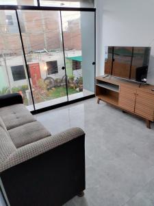 皮斯科Airbnb Paracas Inn的带沙发和平面电视的客厅