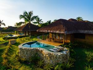圣米格尔-杜戈斯托苏Kauli Seadi Beach Hotel的享有带游泳池的度假村的空中景致