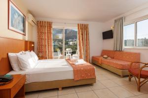 赫索尼索斯Agrabella Hotel的酒店客房,配有床和沙发