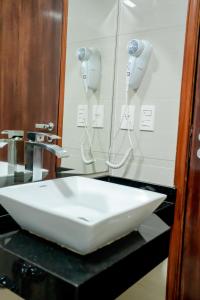 埃斯特城Megal Suites Hotel的浴室内一个柜台上的白色水槽