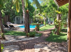 丹不拉Kandalama Lodge的享有带游泳池的度假庭院的景色