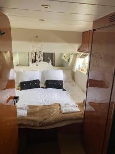 波克罗勒岛Bateau à Porquerolles的一间卧室配有一张大床和两个枕头