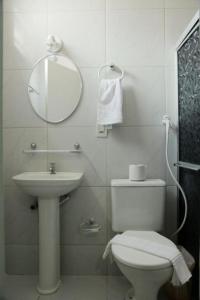 福塔莱萨Pousada atalaia ll的一间带卫生间、水槽和镜子的浴室