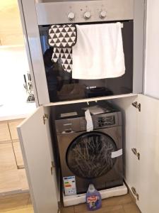 内罗毕Avana的橱柜里的洗衣机和烘干机