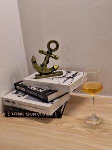 内罗毕Avana的一堆书,桌子上放着一杯葡萄酒