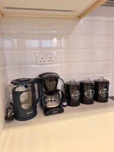 内罗毕Avana的厨房柜台配有咖啡壶和茶壶