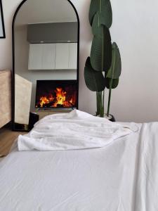 内罗毕Avana的一间卧室配有一张床和一个壁炉