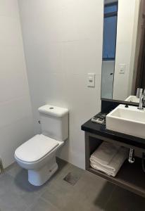 弗洛里亚诺波利斯法洛尔达伊拉酒店的浴室配有白色卫生间和盥洗盆。