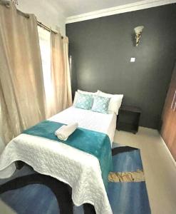 卢萨卡Busisiwe's RM Home的一间小卧室,配有床和窗户