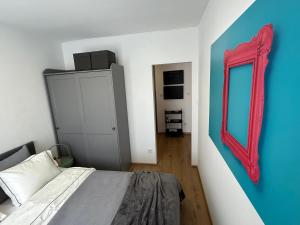 别洛瓦尔Apartman G6的卧室配有一张床,墙上设有镜子