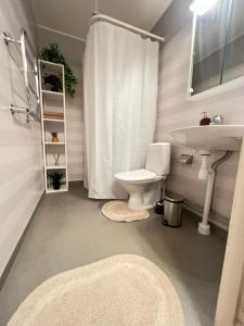 布罗斯Noah Longstay Borås的浴室配有白色卫生间和盥洗盆。