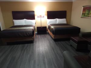 Philomath银河汽车旅馆的酒店客房,设有两张床和一盏灯