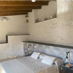 QuirogaTerriña Salvaxe的一间卧室配有一张带两个枕头的床