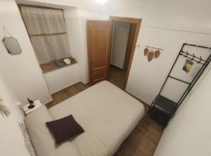 QuirogaTerriña Salvaxe的小卧室设有一张床和梯子
