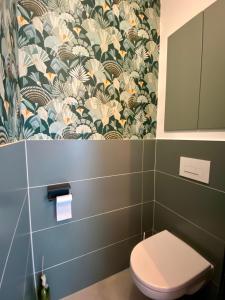 图卢兹Croix de Pierre, Les Oustalous的一间带卫生间的浴室和花卉壁纸