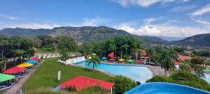 亨达Hotel y Parque Acuatico Agua Sol Alegria的山地度假村的游泳池