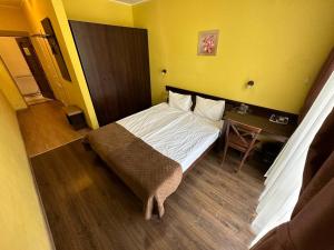 利沃夫Готель Цісар的一间小卧室,配有一张床和一张桌子