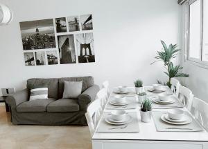 圣地亚哥洛斯卡巴Luxe Living Spacious Retreat Torre Real Ii的白色的客厅配有桌子和沙发