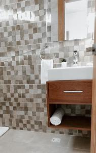 圣地亚哥洛斯卡巴Luxe Living Spacious Retreat Torre Real Ii的一间带水槽和镜子的浴室