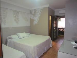 沙帕达-杜斯吉马朗伊斯望厦别墅吉马良斯旅馆的一间卧室,配有两张床