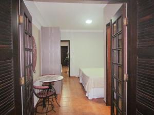 沙帕达-杜斯吉马朗伊斯望厦别墅吉马良斯旅馆的走廊上,房间里设有一张床和一张桌子