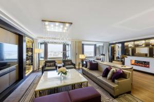 布达佩斯布达佩斯希尔顿酒店的客厅配有沙发和桌子