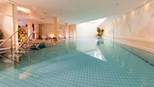 宾茨宾茨呂根多林特海滩饭店的绿色瓷砖酒店的一个游泳池