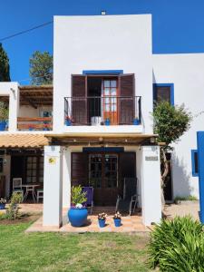 卡皮拉德尔塞诺Quinta Loma Alta的白色的房子,设有门廊和阳台
