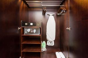 Sohna古尔冈索赫纳路丽怡酒店的带淋浴、电视和毛巾的浴室
