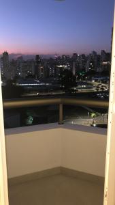 圣保罗皇家伊比拉普埃拉公园公寓的阳台享有城市天际线的景致。