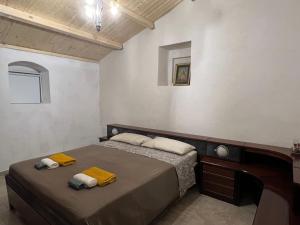 基亚拉蒙泰-古尔菲Casa di Mirto的一间卧室配有两张带毛巾的床