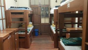 拉巴斯BB&B Hostel的宿舍间内的双层床间