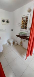 大坎普Recanto da Poesia的白色的浴室设有卫生间和水槽。