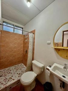 里瓦斯Hostal Namborus的浴室配有卫生间、淋浴和盥洗盆。