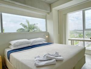 里约热内卢Ribalta Hotel Barra da Tijuca by Atlantica的一间卧室配有一张大床和毛巾