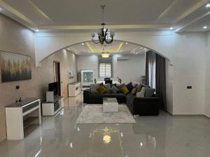 马拉喀什Villa Anis- VacayX - MARRAKECH的带沙发和电视的大型客厅