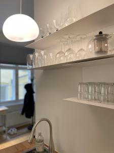 哥本哈根ApartmentInCopenhagen Apartment 1539的厨房配有玻璃架和水槽