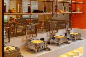 花都广州白云机场丽呈睿轩酒店的一间设有三个水槽的餐厅,里面装有食物