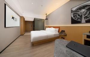 花都广州白云机场丽呈睿轩酒店的酒店客房带白色的床和投影仪