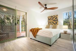 拜伦湾A Perfect Stay - Apartment 3 Surfside的一间卧室配有一张床和吊扇